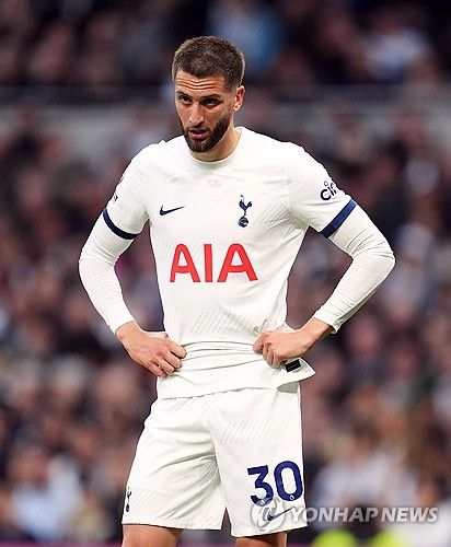 영국 매체 스카이스포츠에 따르면 영국축구협회(FA)는 18일(한국시간) 손흥민을 인종차별한 토트넘 홋스퍼 미드필더 로드리고 벤탄쿠르에게 7경기 출장 정지와 벌금 10만 파운드(약 1억 7650만원)를 부과했다. 또 대면 교육 프로그램을 이수할 것으로 명령했는데 프로그램을 제대로 이수하지 않으면 축구선수 자격이 정지된다고 경고했다. 연합뉴스