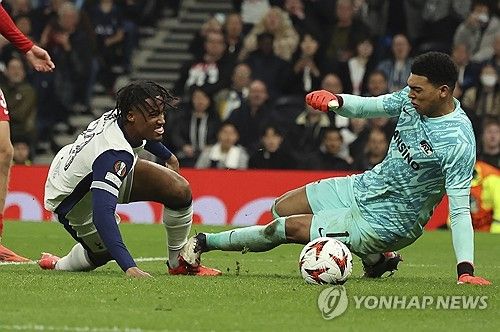 윌송 오도베르의 이탈이 12월 토트넘 홋스퍼 합류를 앞두고 있는 양민혁에게도 어떠한 영향을 줄지 주목된다. 토트넘이 양민혁을 부른 이유는 오도베르를 비롯해 현재 토트넘의 측면 자원들이 부상이나 부진을 겪고 있기 때문인 것으로 추측된다. 수술을 받은 오도베르 외에도 히샬리송이 햄스트링 부상으로 고통받고 있고, 베르너와 무어도 제 컨디션이 아니다. 손흥민은 부상에서 돌아오기는 했으나 출전 시간 관리가 필요한 상황이다. 존슨을 제외하면 사실상 멀쩡한 상태의 선수가 없는 셈이다. 사진 연합뉴스