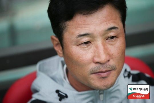 2002 국제축구연맹(FIFA) 한일 월드컵 당시 날카로운 왼발을 바탕으로 맹활약을 펼치며 한국의 4강 진출 주역으로 활약한 이을용 감독이 경남FC 지휘봉을 잡았다. 경남은 19일 이을용 감독을 제10대 감독으로 선임했다고 알렸다. 사진 한국프로축구연맹