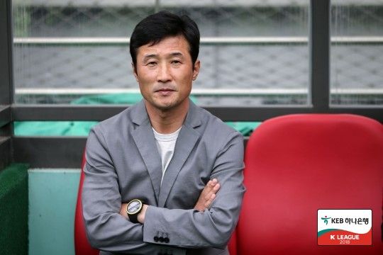 2002 국제축구연맹(FIFA) 한일 월드컵 당시 날카로운 왼발을 바탕으로 맹활약을 펼치며 한국의 4강 진출 주역으로 활약한 이을용 감독이 경남FC 지휘봉을 잡았다. 경남은 19일 이을용 감독을 제10대 감독으로 선임했다고 알렸다. 사진 한국프로축구연맹