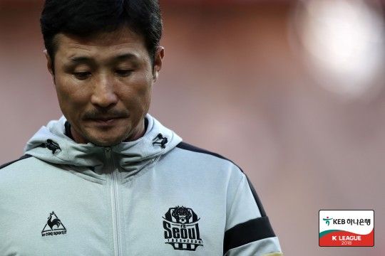 2002 국제축구연맹(FIFA) 한일 월드컵 당시 날카로운 왼발을 바탕으로 맹활약을 펼치며 한국의 4강 진출 주역으로 활약한 이을용 감독이 경남FC 지휘봉을 잡았다. 경남은 19일 이을용 감독을 제10대 감독으로 선임했다고 알렸다. 사진 한국프로축구연맹