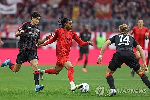 바이에른 뮌헨이 2골 1도움을 기록한 주포 해리 케인의 맹활약을 앞세워 우니온 베를린을 대파했다. 보훔전 5-0, 마인츠전 4-0 승리에 이어 이번에는 3-0으로 승리하면서 다시 한번 화력을 과시했다. 케인은 이날 자신의 리그 10호골과 11호골을 터트리며 득점 경쟁에서 우위를 점했다. 김민재와 정우영의 맞대결로 성사된 '코리안 더비'는 김민재가 69분 만에 교체되면서 끝났다. 사진 연합뉴스