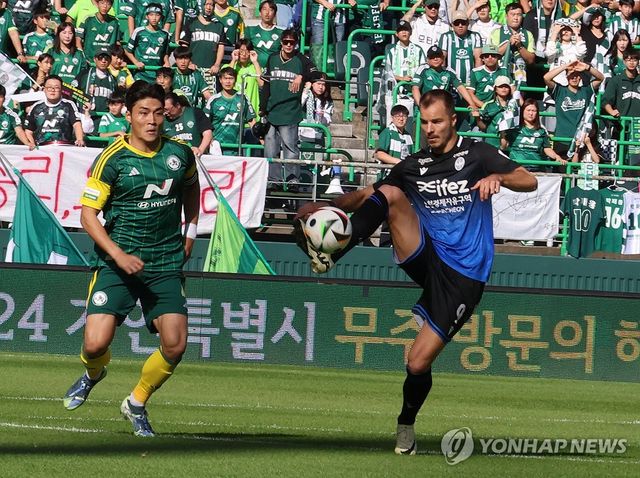 전북과 인천이 2일 전주월드컵경기장에서 열린 '하나은행 K리그1 2024' 36라운드 맞대결에서 득점 없이 비겼다. 1만 8244명의 관중이 경기장을 찾은 가운데, 양 팀 모두 득점을 기록하지 못하면서 승점 1점 씩 나눠 가졌다. 전북이 11위(9승 11무 16패∙승점 38), 인천이 12위(8승 12무 16패∙승점 36)를 유지했다. 여전히 두 팀의 승점 차는 2점이다. 연합뉴스