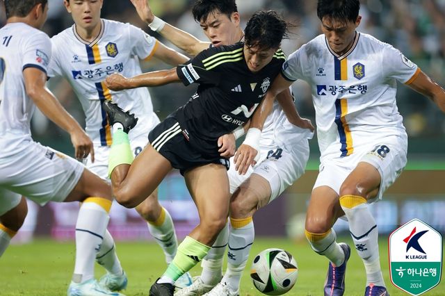 전북 현대 이승우가 1일 전주월드컵경기장에서 열린 인천 유나이티드와의 '하나은행 K리그1 2024' 36라운드 홈 경기 후 최근 자신을 둘러싼 체지방 논란에 대해 입을 열었다.&nbsp;한국프로축구연맹