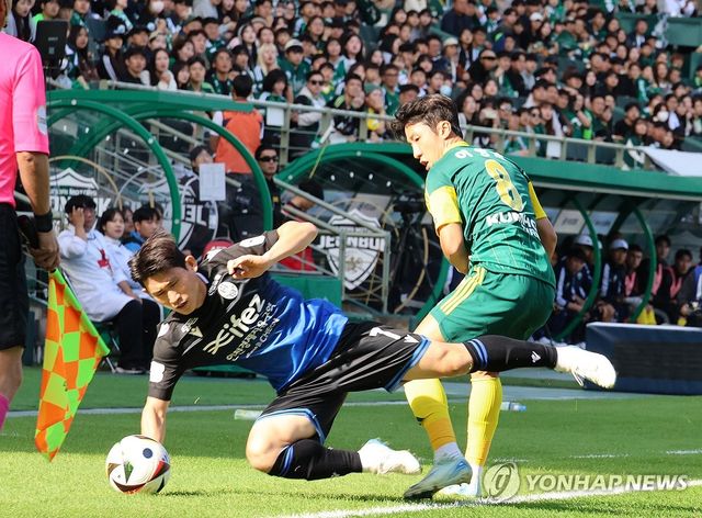 전북과 인천이 2일 전주월드컵경기장에서 열린 '하나은행 K리그1 2024' 36라운드 맞대결에서 득점 없이 비겼다. 1만 8244명의 관중이 경기장을 찾은 가운데, 양 팀 모두 득점을 기록하지 못하면서 승점 1점 씩 나눠 가졌다. 전북이 11위(9승 11무 16패∙승점 38), 인천이 12위(8승 12무 16패∙승점 36)를 유지했다. 여전히 두 팀의 승점 차는 2점이다. 연합뉴스