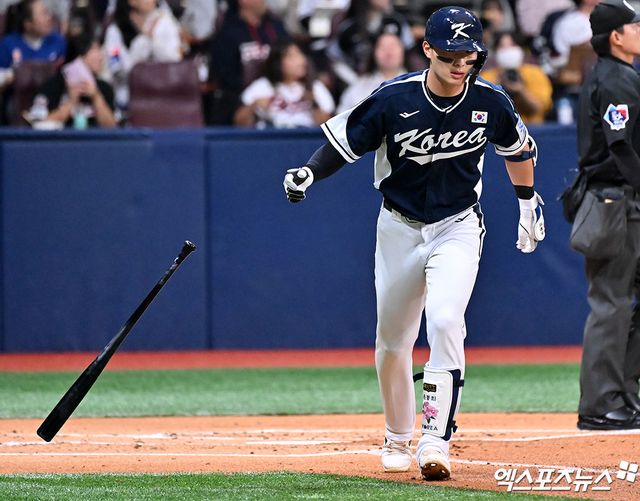 대표팀 외야수 윤동희는 2일 고척스카이돔에서 열린 '2024 K-BASEBALL SERIES with TVING' 쿠바 대표팀과 평가전에서 5번타자 우익수로 선발 출전했다. 2회초 첫 타석부터 시원한 홈런포를 때려내 눈길을 끌었다. 고척, 김한준 기자