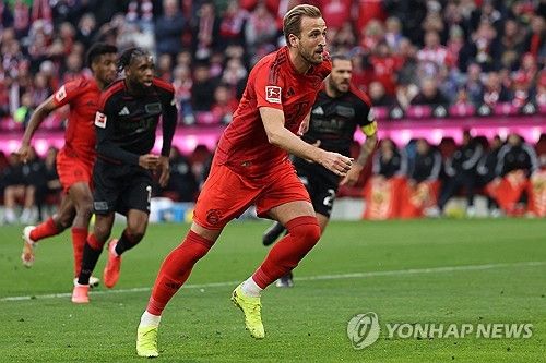 바이에른 뮌헨이 2골 1도움을 기록한 주포 해리 케인의 맹활약을 앞세워 우니온 베를린을 대파했다. 보훔전 5-0, 마인츠전 4-0 승리에 이어 이번에는 3-0으로 승리하면서 다시 한번 화력을 과시했다. 케인은 이날 자신의 리그 10호골과 11호골을 터트리며 득점 경쟁에서 우위를 점했다. 김민재와 정우영의 맞대결로 성사된 '코리안 더비'는 김민재가 69분 만에 교체되면서 끝났다. 사진 연합뉴스