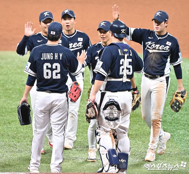2일 오후 서울 고척스카이돔에서 열린 2024 WBSC(세계야구소프트볼연맹) 프리미어12 대한민국 야구 대표팀과 쿠바 야구 대표팀의 평가전 경기, 대한민국이 쿠바에 13-3으로 승리했다. 이날 경기에서 승리한 대한민국 선수들이 기뻐하고 있다. 고척, 김한준 기자
