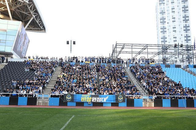 전북과 인천이 2일 오후 2시 전주월드컵경기장에서 '하나은행 K리그1 2024' 36라운드 맞대결을 갖는다.&nbsp; 그야말로 '멸망전'이다. 지는 팀은 리그 최하위로 떨어져 다이렉트 강등을 맞이할 가능성이 매우 높아진다.&nbsp; 현재 전북이 11위(9승 10무 16패, 승점 37), 인천은 12위(8승 11무 16패, 승점 35)지만, 두 팀의 격차는 단 2점에 불과하다. 이 경기 결과에 따라 두 팀의 순위가 바뀔 수 있다.&nbsp;인천