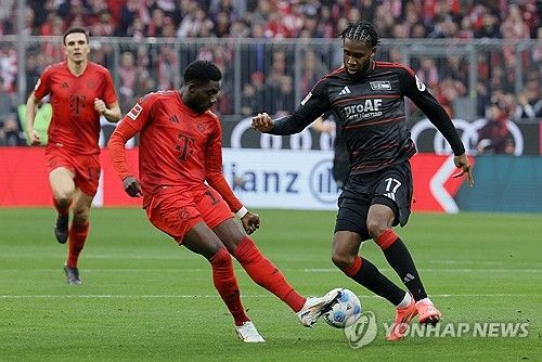 바이에른 뮌헨이 2골 1도움을 기록한 주포 해리 케인의 맹활약을 앞세워 우니온 베를린을 대파했다. 보훔전 5-0, 마인츠전 4-0 승리에 이어 이번에는 3-0으로 승리하면서 다시 한번 화력을 과시했다. 케인은 이날 자신의 리그 10호골과 11호골을 터트리며 득점 경쟁에서 우위를 점했다. 김민재와 정우영의 맞대결로 성사된 '코리안 더비'는 김민재가 69분 만에 교체되면서 끝났다. 사진 연합뉴스