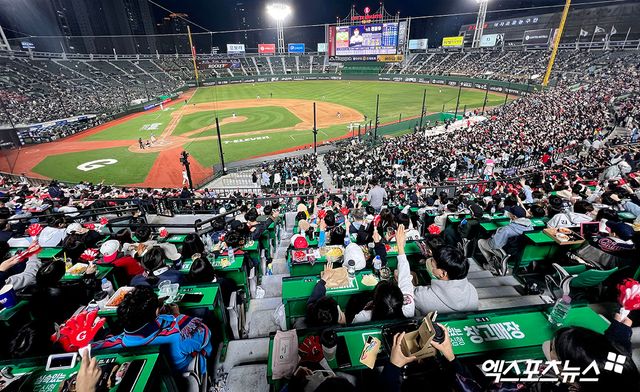 부산시가 20일 사직야구장 재건축 계획을 발표하면서 현재 위치에 2031년 개방형 야구장으로 개장한다고 밝혔다. 지난해 3월 부산시에서 공개된 기본계획 틀 안에서 2만1000석 좌석을 갖춘 개방형 구장으로 탈바꿈한다. 엑스포츠뉴스DB