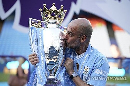 글로벌 스포츠 매체 디 애슬레틱은 20일(한국시간) 펩 과르디올라 감독이 맨체스터 시티와 새로운 계약을 체결했다고 보도했다. 당초 과르디올라 감독은 2024-25시즌을 끝으로 맨시티와의 계약이 만료됐다. 새로운 계약으로 인해 계약 기간이 1년 연장될 뿐만 아니라 1년 연장 옵션도 포함된 것으로 알려졌다. 연합뉴스