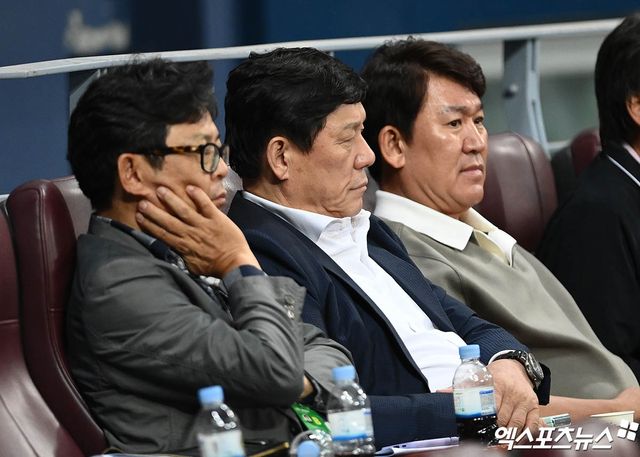 '2022 항저우 아시안게임'에 출전하는 대한민국 야구 국가대표팀과 상무의 연습경기가 26일 오후 서울 구로구 고척스카이돔에서 진행됐다. 여자야구대표팀 양상문 감독, 허구연 KBO 총재, 조계현 KBO 전력강화위원장이 경기를 지켜보고 있다. 엑스포츠뉴스 DB