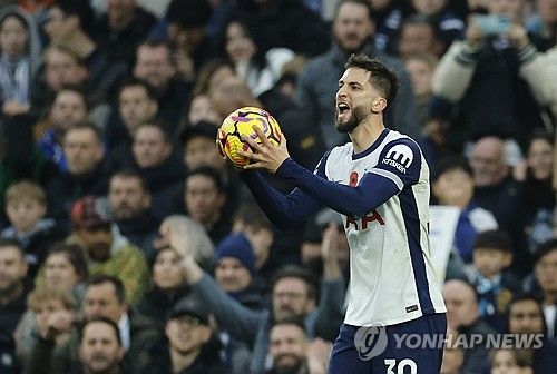 토트넘 홋스퍼가 로드리고 벤탄쿠르가 받은 징계 건에 대해 항소를 준비 중인 것으로 알려졌다. 영국 유력지 '텔레그래프'에 따르면 토트넘은 벤탄쿠르에게 7경기 출장 정지와 벌금 징계를 내린 잉글랜드축구협회의 결정에 당혹감과 좌절감을 느꼈으며, 항소를 고려 중이다. 벤탄쿠르가 팀의 핵심 미드필더이기 때문에 이해가 가는 결정이지만, 정작 피해자인 손흥민이 인종차별적 발언의 대상이 됐을 때 침묵하던 토트넘의 행동과 비교되는 점은 아쉽다. 사진 연합뉴스