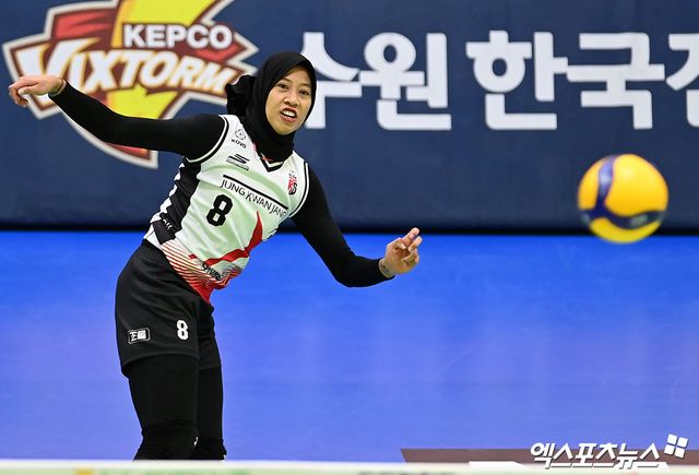 여자프로배구 정관장 메가왓티 퍼티위가 정규리그 경기에 출전해 서브를 넣고 있다. 메가는 허벅지 근육 부상으로 20일 흥국생명전에 결장한다. 엑스포츠뉴스 DB