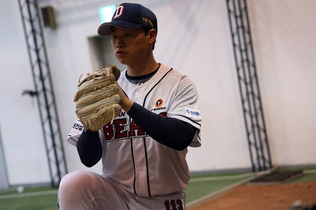 두산 투수 박지호가 이천 베어스파크 불펜 투구장에서 투구 훈련을 소화하고 있다. 두산 베어스