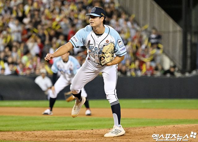 19일 오후 서울 송파구 잠실야구장에서 열린 '2024 신한 SOL Bank KBO리그' KIA 타이거즈와 두산 베어스의 경기, 8회초 두산 최종인이 공을 힘차게 던지고 있다. 엑스포츠뉴스 DB