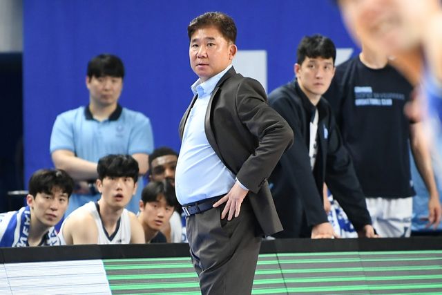 남자프로농구 고양 소노가 김승기 감독이 최근 불거진 폭행 논란에 대해 책임을 지고 자진 사퇴했다고 22일 밝혔다. 구단은 김 감독의 후임 지도자를 물색하고 있으며, 이른 시일 내에 차기 감독을 선임할 계획이다. KBL