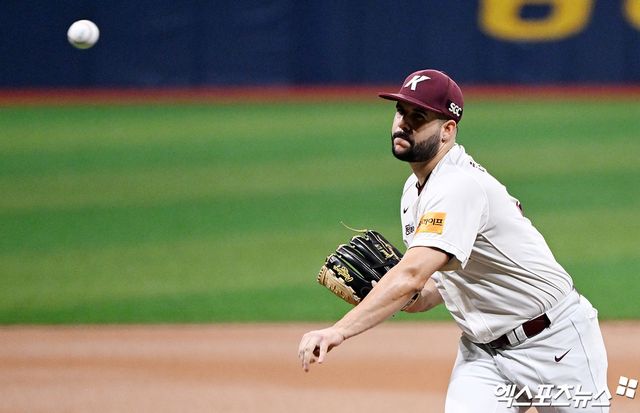 27일 오후 서울 구로구 고척스카이돔에서 열린 '2024 신한 SOL Bank KBO리그' 삼성 라이온즈와 키움 히어로즈의 경기, 1회초 키움 선발투수 헤이수스가 공을 힘차게 던지고 있다. 엑스포츠뉴스 DB