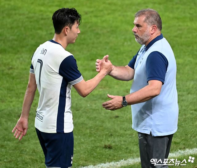 토트넘 홋스퍼를 이끄는 안지 포스테코글루 감독은 22일(한국시간) 맨체스터 시티 원정 사전 기자회견에서 로드리고 벤탄쿠르의 징계에 대해 항소해 쏟아지고 있는 비판에 대해 입을 열었다. 벤탄쿠르는 토트넘 주장 손흥민을 인종차별해 7경기 출장 정지 중징계를 받았고 이후 토트넘은 징계 기간을 줄이기 위해 항소하겠다고 발표했다. 엑스포츠뉴스DB