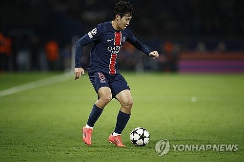 프랑스 매체 레퀴프는 22일(한국시간) 파리 생제르맹(PSG) 선수 이강인의 축구 지능과 멀티성을 높이 평가했지만 그가 한 자리에 정학하지 못하고 다양한 포지션에서 뛰는 것에 우려를 표했다. 올시즌 이강인은 윙어와 측면 미드필더뿐만 아니라 최전방 공격수로 나와 가짜 9번 역할까지 소화 중이다. 연합뉴스