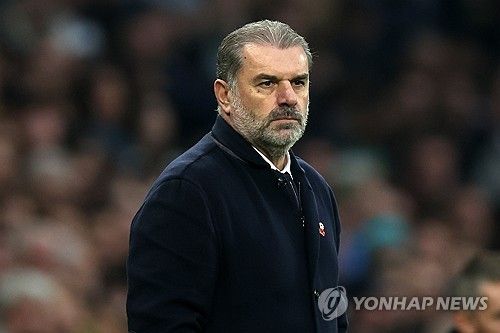 토트넘 홋스퍼를 이끄는 안지 포스테코글루 감독은 22일(한국시간) 맨체스터 시티 원정 사전 기자회견에서 로드리고 벤탄쿠르의 징계에 대해 항소해 쏟아지고 있는 비판에 대해 입을 열었다. 벤탄쿠르는 토트넘 주장 손흥민을 인종차별해 7경기 출장 정지 중징계를 받았고 이후 토트넘은 징계 기간을 줄이기 위해 항소하겠다고 발표했다. 연합뉴스