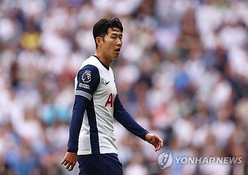 영국 매체 데일리메일은 21일(한국시간) 토트넘 홋스퍼 주장 손흥민 토트넘과 연장 계약을 맺고 싶어 하지 않을 수도 있다고 보도했다. 토트넘과 손흥민 간의 계약 기간은 2025년 6월에 만료되며 토트넘이 발동 가능한 1년 연장 옵션이 있다. 계약 만료까지 얼마 남지 않은 가운데 튀르키예 명문 갈라타사라이가 손흥민 영입에 관심을 보이고 있다. 연합뉴스