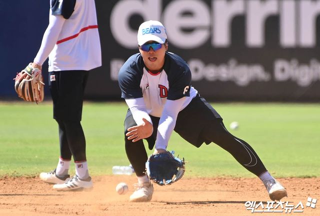 13일 호주 시드니 블랙타운 베이스볼 스타디움에서 2024 두산 베어스 스프링캠프가 진행됐다. 두산 오명진이 수비 훈련을 하고 있다. 엑스포츠뉴스 DB
