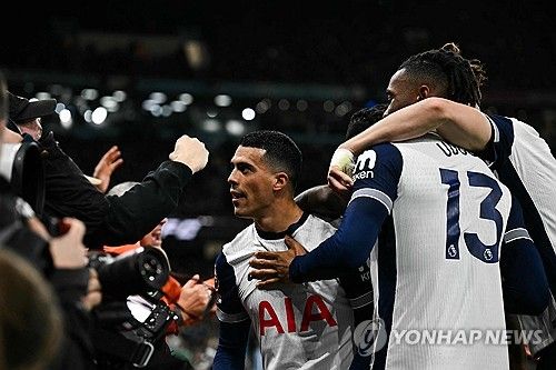 '맨시티 킬러' 손흥민이 또다시 맨체스터 시티를 상대로 맹활약했다. 부상에서 돌아온 주장 손흥민이 시즌 4호 도움을 기록한 가운데 손흥민의 소속팀 토트넘 홋스퍼는 맨체스터 시티를 상대로 4-0 대승을 거뒀다. 전반전에만 제임스 매디슨의 멀티골로 일찍이 앞서간 토트넘은 후반전에 두 골을 추가해 맨체스터 시티를 완벽하게 무너뜨렸다. 사진 연합뉴스