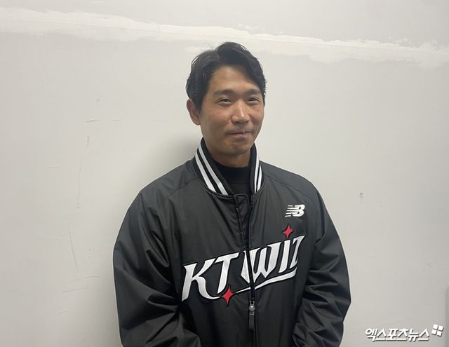 KT 위즈 박경수 코치가 23일 수원컨벤션센터에서 열린 KT의 팬페스티벌을 앞두고 인터뷰를 마친 뒤 기념촬영하고 있다. 수원, 최원영 기자