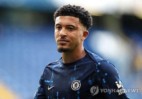 글로벌 매체 야드 바커는 22일(한국시간) 토트넘 홋스퍼가 손흥민의 장기적인 대체자로 2000년생 잉글랜드 윙어 제이든 산초(첼시)를 낙점했다고 보도했다. 손흥민과 토트넘 간의 계약은 2025년 6월에 만료된다. 1년 연장 옵션이 있어 계약 기간을 2026년까지 늘릴 수 있지만 토트넘은 아직 연장 조항을 발동하지 않은 상황이다. 연합뉴스