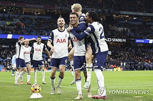 '맨시티 킬러' 손흥민이 또다시 맨체스터 시티를 상대로 맹활약했다. 부상에서 돌아온 주장 손흥민이 시즌 4호 도움을 기록한 가운데 손흥민의 소속팀 토트넘 홋스퍼는 맨체스터 시티를 상대로 4-0 대승을 거뒀다. 전반전에만 제임스 매디슨의 멀티골로 일찍이 앞서간 토트넘은 후반전에 두 골을 추가해 맨체스터 시티를 완벽하게 무너뜨렸다. 사진 연합뉴스