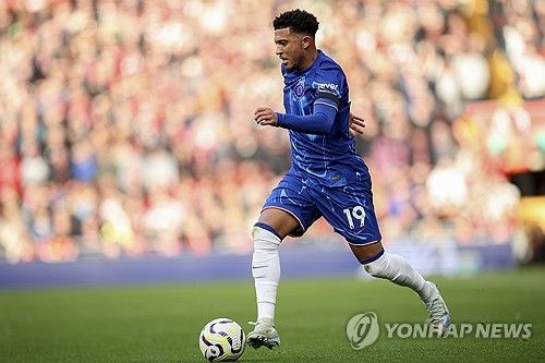 글로벌 매체 야드 바커는 22일(한국시간) 토트넘 홋스퍼가 손흥민의 장기적인 대체자로 2000년생 잉글랜드 윙어 제이든 산초(첼시)를 낙점했다고 보도했다. 손흥민과 토트넘 간의 계약은 2025년 6월에 만료된다. 1년 연장 옵션이 있어 계약 기간을 2026년까지 늘릴 수 있지만 토트넘은 아직 연장 조항을 발동하지 않은 상황이다. 연합뉴스