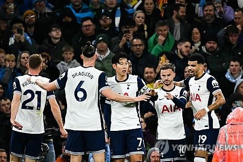 '맨시티 킬러' 손흥민이 또다시 맨체스터 시티를 상대로 맹활약했다. 부상에서 돌아온 주장 손흥민이 시즌 4호 도움을 기록한 가운데 손흥민의 소속팀 토트넘 홋스퍼는 맨체스터 시티를 상대로 4-0 대승을 거뒀다. 전반전에만 제임스 매디슨의 멀티골로 일찍이 앞서간 토트넘은 후반전에 두 골을 추가해 맨체스터 시티를 완벽하게 무너뜨렸다. 사진 연합뉴스