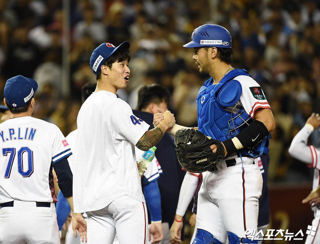 13일 오후 대만 타이베이돔에서 열린 '2024 WBSC(세계야구소프트볼연맹) 프리미어12' B조 조별리그 대한민국과 대만의 경기, 대한민국이 3:6의 스코어로 패배했다. 경기 종료 후 대만 린위민과 린자정이 승리에 기뻐하고 있다. 엑스포츠뉴스 DB