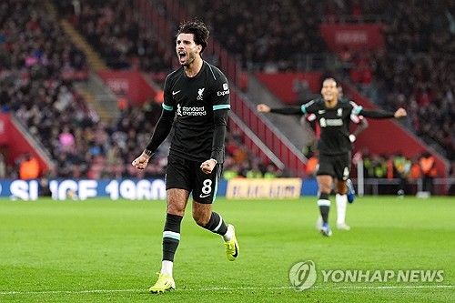 프리미어리그 선두를 달리고 있는 리버풀이 사우샘프턴 원정에서 모하메드 살라의 멀티골로 짜릿한 역전승을 일궈냈다.&nbsp;도미니크 소보슬러이의 선제골로 앞서간 리버풀은 2골을 내리 실점해 역전을 허용했으나 후반전 에이스 모하메드 살라의 멀티골로&nbsp;재역전에 성공, 짜릿한 승리를 가져갔다. 연합뉴스