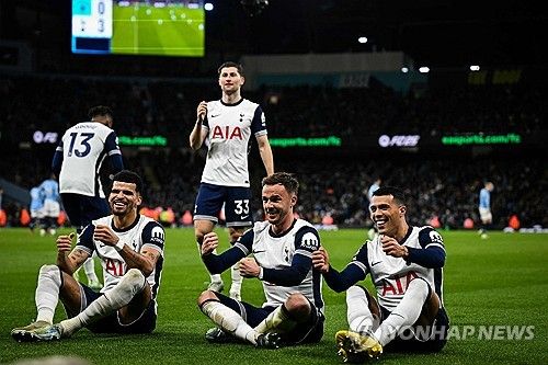 손흥민이 24일(한국시간) 자신의 사회관계망서비스(SNS) 인스타그램을 통해 생일을 맞아 멀티 골을 터뜨린 매디슨에게 축하 인사를 건넸다. 손흥민은 그래 얘들아!!! 아주 훌륭한 경기력이었고 매디슨에게 최고의 생일 선물이야라고 맨시티전 승리를 동료들과 함께 자축했다. 연합뉴스