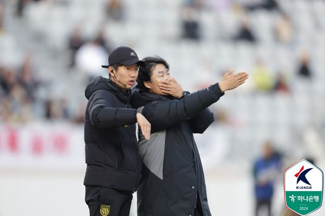 이랜드가 24일 서울 목동종합운동장에서 열린 전남드래곤즈와의 '하나은행 K리그2 2024' 플레이오프 맞대결에서 두 골을 먼저 내주고 두 골을 따라가는 저력을 보여주며 2-2 무승부를 거뒀다.&nbsp; 6199명의 관중이 경기장을 찾은 가운데, 이랜드는 3분 안에 무려 2골을 퍼붓는 저력을 보여주며 상승세의 전남과 극적인 무승부를 기록했다. 김신진이 멀티 골을 넣었지만, 앞선 상황에서 오프사이드가 선언돼 득점이 취소됐다. 이승우와 김도균 감독의 사제 맞대결이 승강 PO에서 성사됐다. 한국프로축구연맹