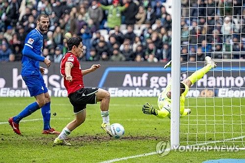 이현주가 24일(한국시간) 독일 하노버에 있는 하인츠 폰 하이덴 아레나에서 열린 하노버와 다름슈타트와의 2024-2025시즌 분데스리가2 13라운드 홈 경기에 선발 출장해 리그 2호 골을 터뜨렸다.&nbsp; 이날 왼쪽 측면 윙어로 선발 출장한 이현주는 팀의 공격을 이끌며 동점 골을 터뜨렸다. 연합뉴스
