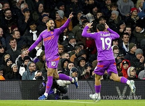 살인태클에 쓰러졌던 황희찬(울버햄튼)이 드디어 돌아왔다. 후반 추가시간 교체투입돼 짧은 시간을 누비며 경기 감각을 점검했다.&nbsp;워낙 짧은 시간이라 뭔가를 보여주기에는 어려웠으나 최근 자신을 괴롭혔던 부상을 떨쳐냈다는 것만으로도 충분했다. 연합뉴스