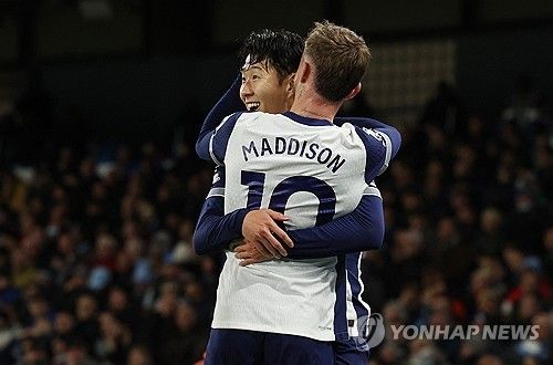 손흥민이 24일(한국시간) 자신의 사회관계망서비스(SNS) 인스타그램을 통해 생일을 맞아 멀티 골을 터뜨린 매디슨에게 축하 인사를 건넸다. 손흥민은 그래 얘들아!!! 아주 훌륭한 경기력이었고 매디슨에게 최고의 생일 선물이야라고 맨시티전 승리를 동료들과 함께 자축했다. 연합뉴스