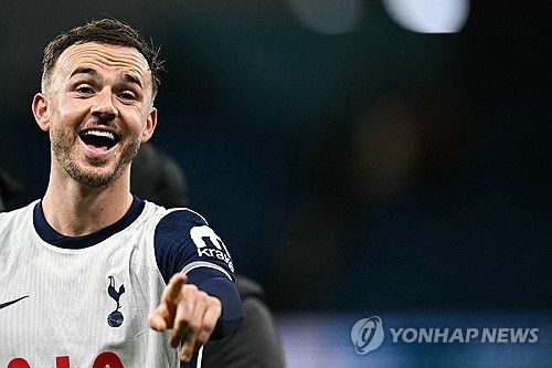 손흥민이 24일(한국시간) 자신의 사회관계망서비스(SNS) 인스타그램을 통해 생일을 맞아 멀티 골을 터뜨린 매디슨에게 축하 인사를 건넸다. 손흥민은 그래 얘들아!!! 아주 훌륭한 경기력이었고 매디슨에게 최고의 생일 선물이야라고 맨시티전 승리를 동료들과 함께 자축했다. 연합뉴스