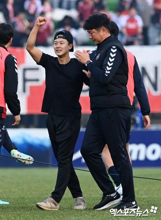 이랜드가 24일 서울 목동종합운동장에서 열린 전남드래곤즈와의 '하나은행 K리그2 2024' 플레이오프 맞대결에서 두 골을 먼저 내주고 두 골을 따라가는 저력을 보여주며 2-2 무승부를 거뒀다.&nbsp; 6199명의 관중이 경기장을 찾은 가운데, 이랜드는 3분 안에 무려 2골을 퍼붓는 저력을 보여주며 상승세의 전남과 극적인 무승부를 기록했다. 김신진이 멀티 골을 넣었지만, 앞선 상황에서 오프사이드가 선언돼 득점이 취소됐다. 이승우와 김도균 감독의 사제 맞대결이 승강 PO에서 성사됐다. 엑스포츠뉴스DB