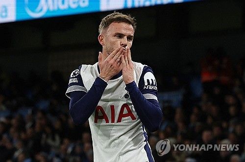 손흥민이 24일(한국시간) 자신의 사회관계망서비스(SNS) 인스타그램을 통해 생일을 맞아 멀티 골을 터뜨린 매디슨에게 축하 인사를 건넸다. 손흥민은 그래 얘들아!!! 아주 훌륭한 경기력이었고 매디슨에게 최고의 생일 선물이야라고 맨시티전 승리를 동료들과 함께 자축했다. 연합뉴스