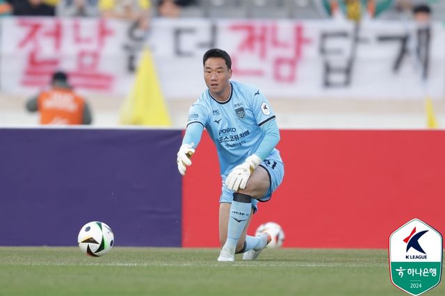 이랜드가 24일 서울 목동종합운동장에서 열린 전남드래곤즈와의 '하나은행 K리그2 2024' 플레이오프 맞대결에서 두 골을 먼저 내주고 두 골을 따라가는 저력을 보여주며 2-2 무승부를 거뒀다.&nbsp; 6199명의 관중이 경기장을 찾은 가운데, 이랜드는 3분 안에 무려 2골을 퍼붓는 저력을 보여주며 상승세의 전남과 극적인 무승부를 기록했다. 김신진이 멀티 골을 넣었지만, 앞선 상황에서 오프사이드가 선언돼 득점이 취소됐다. 이승우와 김도균 감독의 사제 맞대결이 승강 PO에서 성사됐다. 한국프로축구연맹