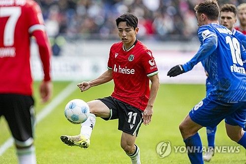 이현주가 24일(한국시간) 독일 하노버에 있는 하인츠 폰 하이덴 아레나에서 열린 하노버와 다름슈타트와의 2024-2025시즌 분데스리가2 13라운드 홈 경기에 선발 출장해 리그 2호 골을 터뜨렸다.&nbsp; 이날 왼쪽 측면 윙어로 선발 출장한 이현주는 팀의 공격을 이끌며 동점 골을 터뜨렸다. 연합뉴스