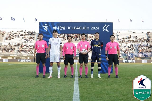 이랜드가 24일 서울 목동종합운동장에서 열린 전남드래곤즈와의 '하나은행 K리그2 2024' 플레이오프 맞대결에서 두 골을 먼저 내주고 두 골을 따라가는 저력을 보여주며 2-2 무승부를 거뒀다.&nbsp; 6199명의 관중이 경기장을 찾은 가운데, 이랜드는 3분 안에 무려 2골을 퍼붓는 저력을 보여주며 상승세의 전남과 극적인 무승부를 기록했다. 김신진이 멀티 골을 넣었지만, 앞선 상황에서 오프사이드가 선언돼 득점이 취소됐다. 이승우와 김도균 감독의 사제 맞대결이 승강 PO에서 성사됐다. 한국프로축구연맹