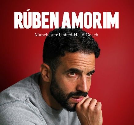맨체스터 유나이티드는 1일(한국시간) 구단 공식 홈페이지를 통해 후벵 아모림 감독과 2027년 6월까지 계약을 맺었다고 발표했다. 포르투갈 스포르팅을 이끈 39세 젊은 지도자 아모림 감독은 포르투갈 리가 우승 2회와 포르투갈 리그컵 우승 2회 그리고 포르투갈 슈퍼컵 우승 1회 등 여러 트로피를 들어 올렸다. 아모림 감독은 바로 맨유 지휘봉을 잡지 않고 11월 A매치 휴식기 전까지 스포르팅을 지휘할 예정이다. 맨유 SNS