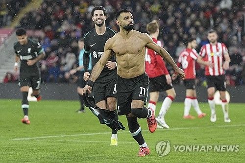 프리미어리그 선두를 달리고 있는 리버풀이 사우샘프턴 원정에서 모하메드 살라의 멀티골로 짜릿한 역전승을 일궈냈다.&nbsp;도미니크 소보슬러이의 선제골로 앞서간 리버풀은 2골을 내리 실점해 역전을 허용했으나 후반전 에이스 모하메드 살라의 멀티골로&nbsp;재역전에 성공, 짜릿한 승리를 가져갔다. 연합뉴스
