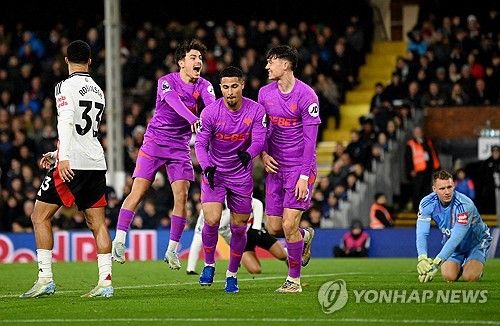 살인태클에 쓰러졌던 황희찬(울버햄튼)이 드디어 돌아왔다. 후반 추가시간 교체투입돼 짧은 시간을 누비며 경기 감각을 점검했다.&nbsp;워낙 짧은 시간이라 뭔가를 보여주기에는 어려웠으나 최근 자신을 괴롭혔던 부상을 떨쳐냈다는 것만으로도 충분했다. 연합뉴스